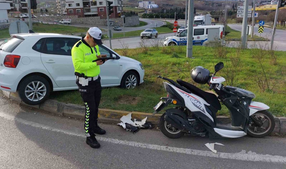 Samsunda Otomobi̇l İle Motosi̇klet Çarpıştı: 2 Yaralı SAMSUN'DA OTOMOBİL İLE MOTOSİKLETİN ÇARPIŞMASI SONUCU MEYDANA GELEN TRAFİK KAZASINDA