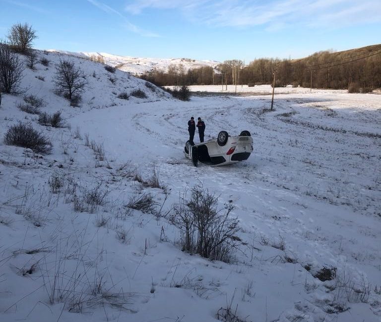 Şarampole Uçan Otomobi̇li̇n Sürücüsü Yaralandı SİVAS’IN İMRANLI İLÇESİNDE MEYDANA GELEN TRAFİK KAZASINDA ŞARAMPOLE UÇAN OTOMOBİLİN