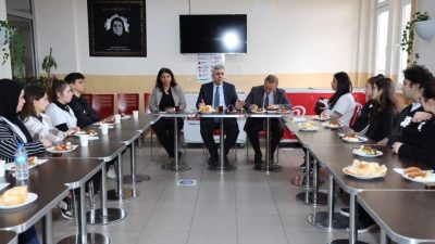 BU ZİYARETLERDE ÖNCELİKLE TANIŞMA FASLI GERÇEKLEŞTİRİLİYOR VE ÖĞRENCİLERE ÇAY-SİMİT İKRAMINDA