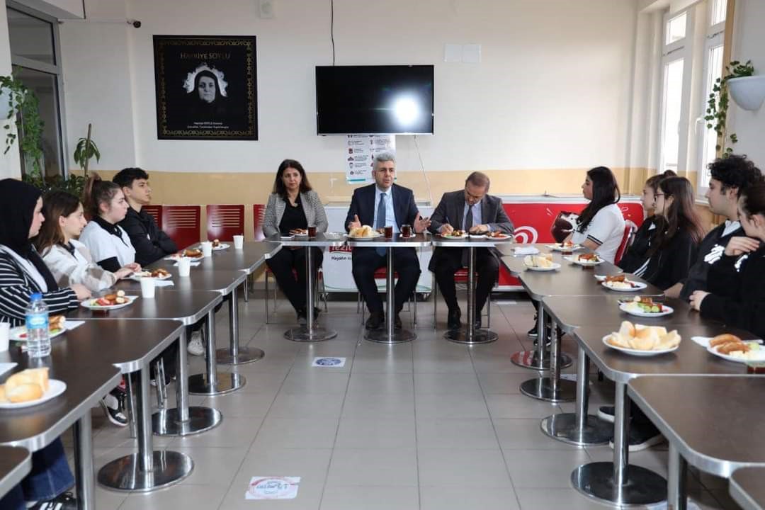 BU ZİYARETLERDE ÖNCELİKLE TANIŞMA FASLI GERÇEKLEŞTİRİLİYOR VE ÖĞRENCİLERE ÇAY-SİMİT İKRAMINDA