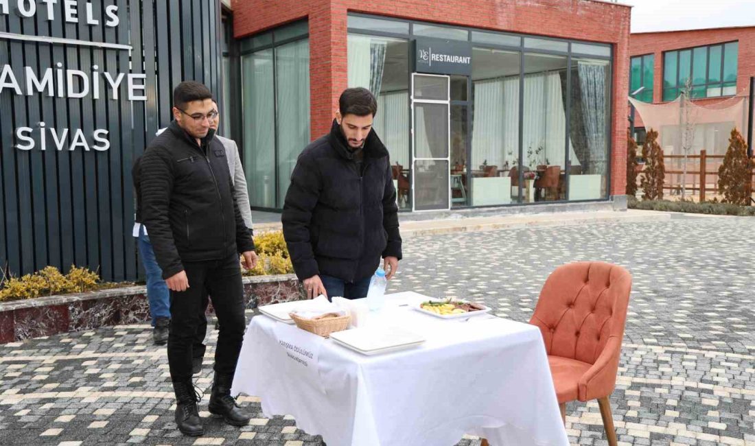 Şi̇şe Fırlatma Akımına Katıldılar, Si̇vas Köftesi̇ İçi̇n Yarıştılar Sosyal medya platformlarında yaygınlaşan şişe fırlatma oyunu akımına Sivaslılar da