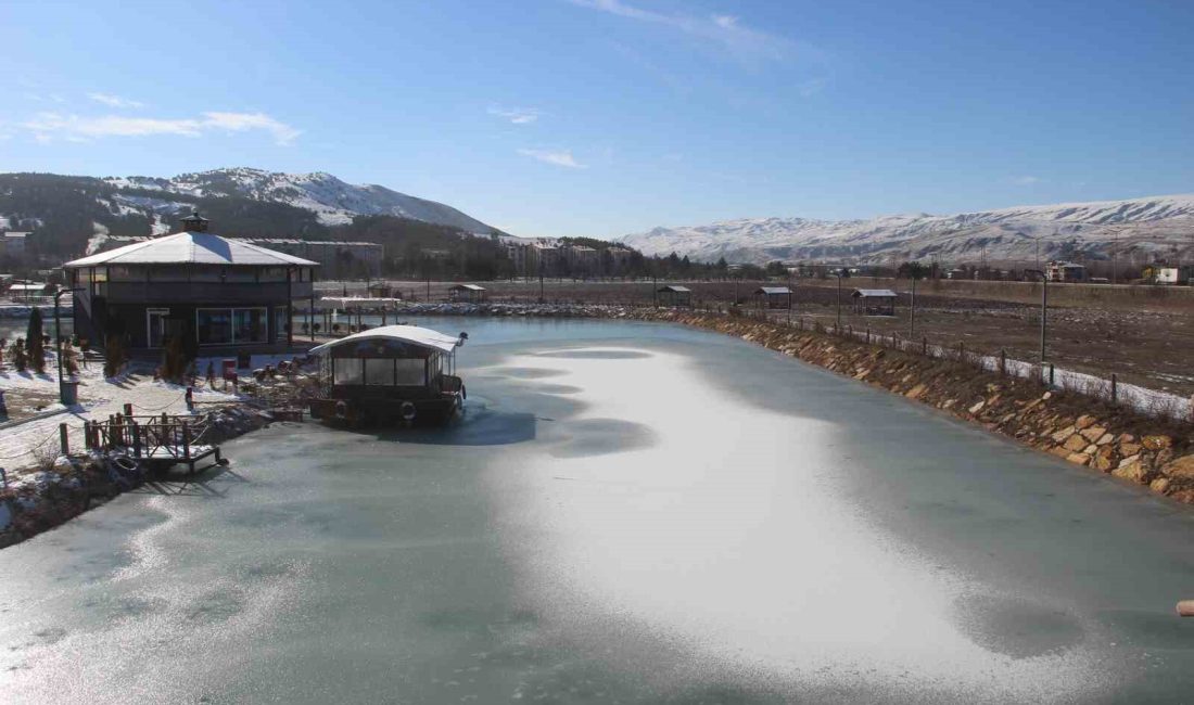 TERMOMETRELERİN SIFIRIN ALTINDA 13 DERECEYİ GÖSTERDİĞİ SİVAS’TA GÖLLER DONDU, BU