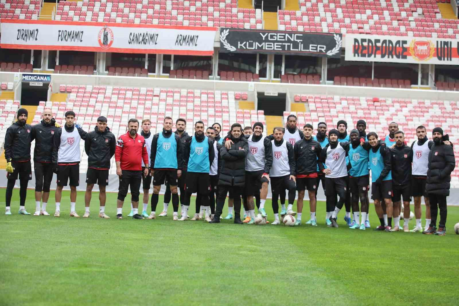 SİVASSPOR TEKNİK DİREKTÖRÜ BÜLENT UYGUN VE FUTBOLCULAR, 10 OCAK ÇALIŞAN