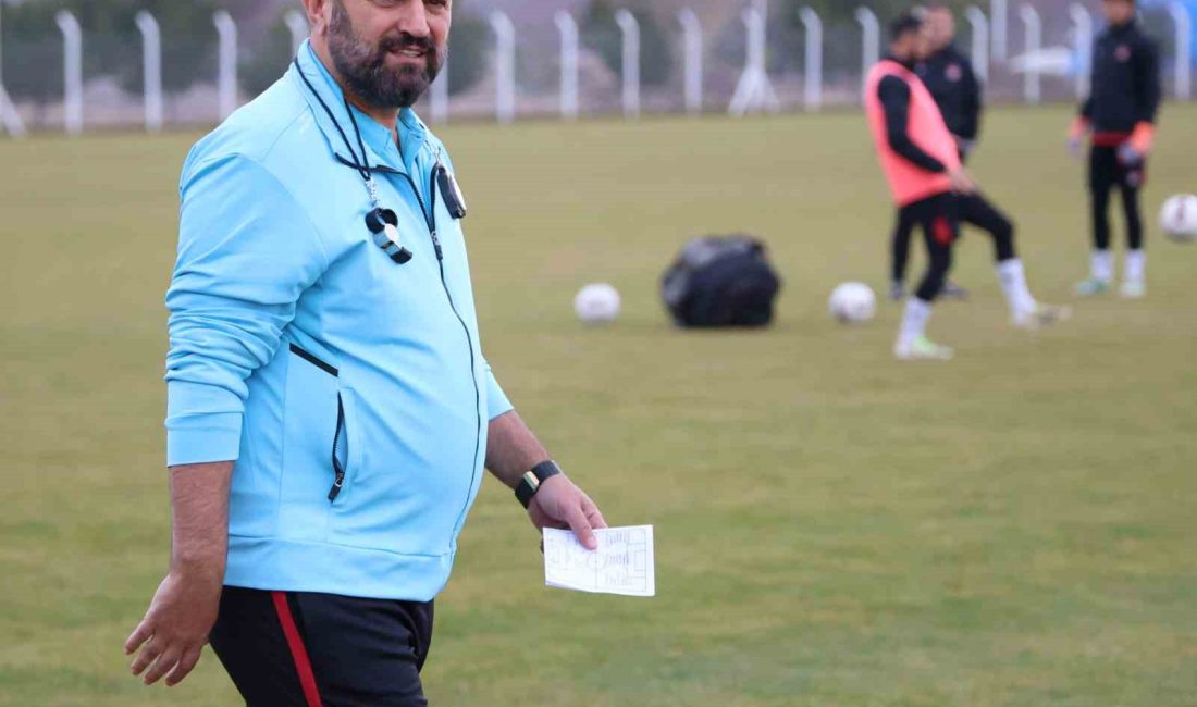 Si̇vassporda Bülent Uygun İlk İdmanına Çıktı SİVASSPOR’DA TEKNİK DİREKTÖR SERVET ÇETİN İLE YOLLARIN AYRILMASINDAN SONRA GÖREVE