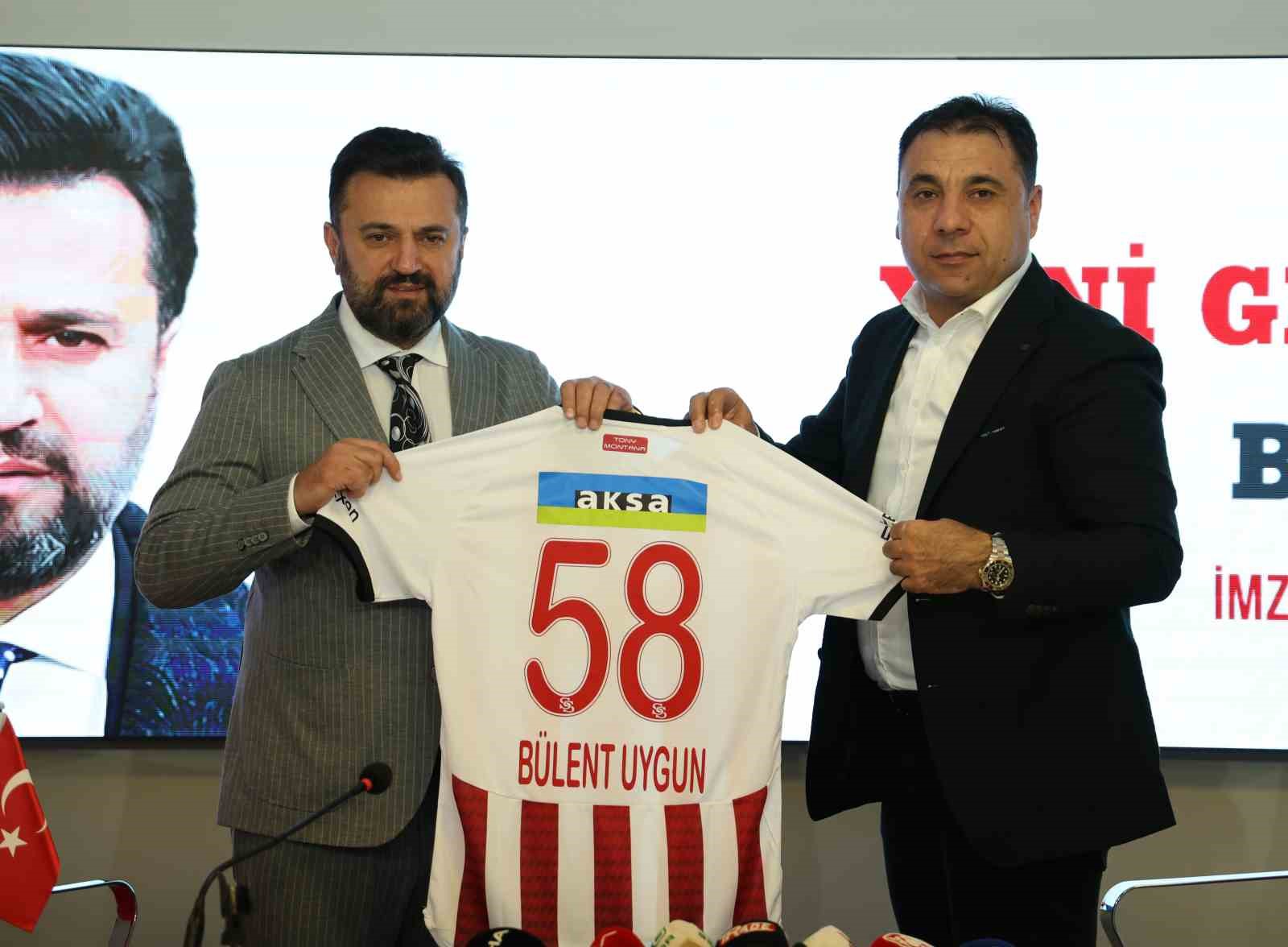 SİVASSPOR’DA TEKNİK DİREKTÖRLÜĞE GETİRİLEN BÜLENT UYGUN İÇİN İMZA TÖRENİ DÜZENLENDİ.