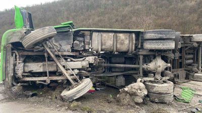 SAMSUN’UN KAVAK İLÇESİNDE MEYDANA TIR KAZASINDA BİR KİŞİ YARALANDI.
