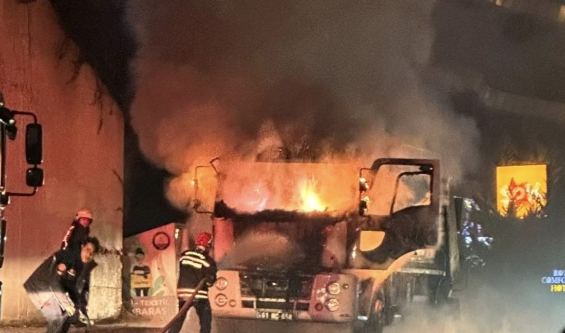 TRABZON'UN ARAKLI İLÇESİ KONAKÖNÜ MEVKİİNDE BELEDİYEYE AİT BİR ÇÖP TOPLAMA