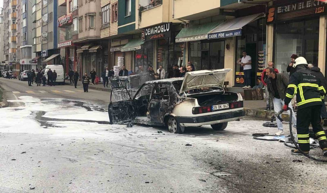 TRABZON'UN VAKFIKEBİR İLÇESİNDE SOKAK ORTASINDA BİR ARAÇ ALEV ALEV YANDI.