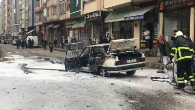 TRABZON'UN VAKFIKEBİR İLÇESİNDE SOKAK ORTASINDA BİR ARAÇ ALEV ALEV YANDI.