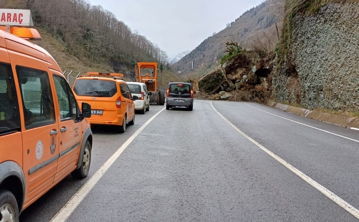 Trabzonda Heyelan Nedeni̇yle Santa Yolu Ulaşıma Kapandı