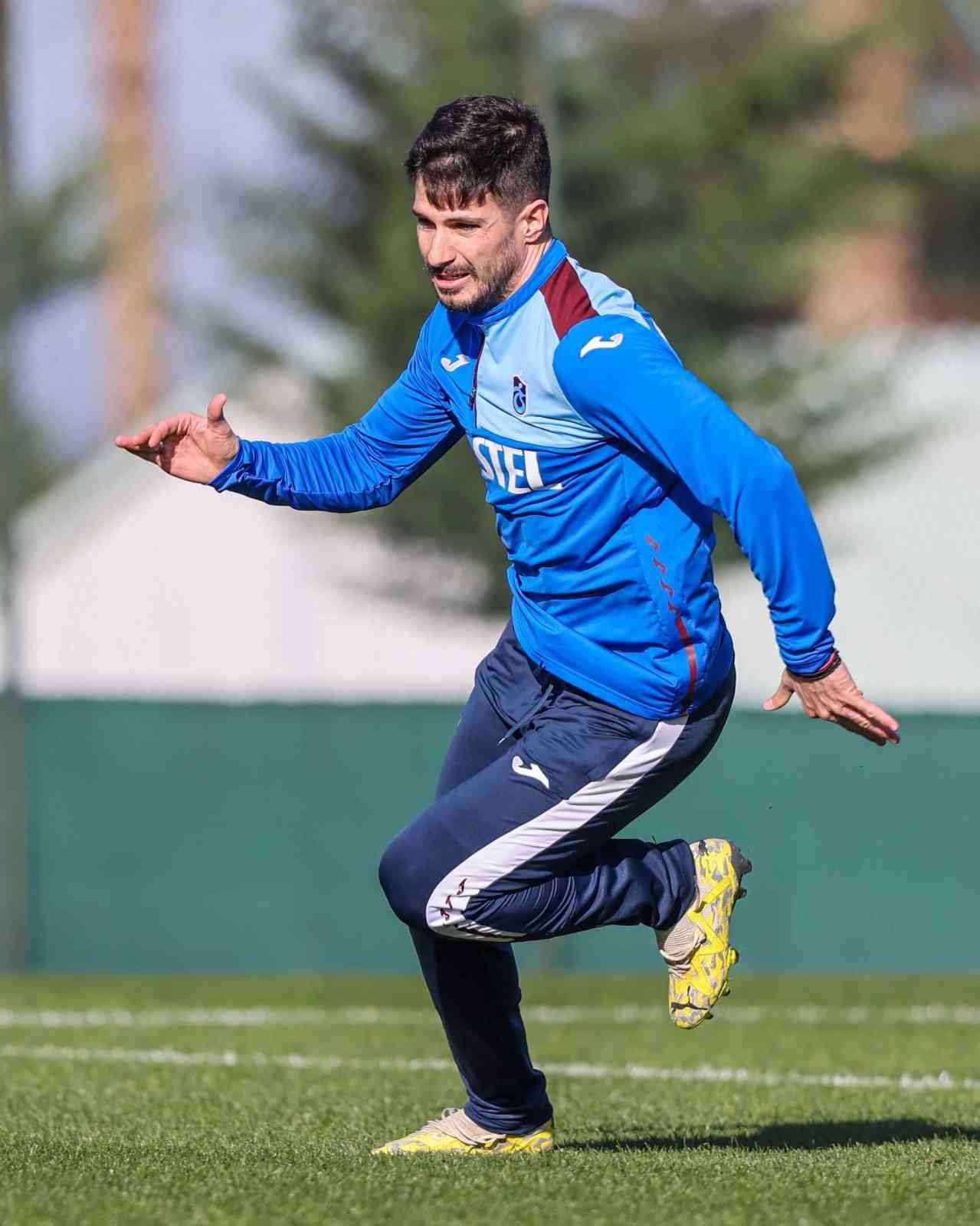 YUNAN OYUNCU FOUNTAS İSE BORDO-MAVİLİ FORMA ALTINDA LİGDE SİFTAH YAPTI.