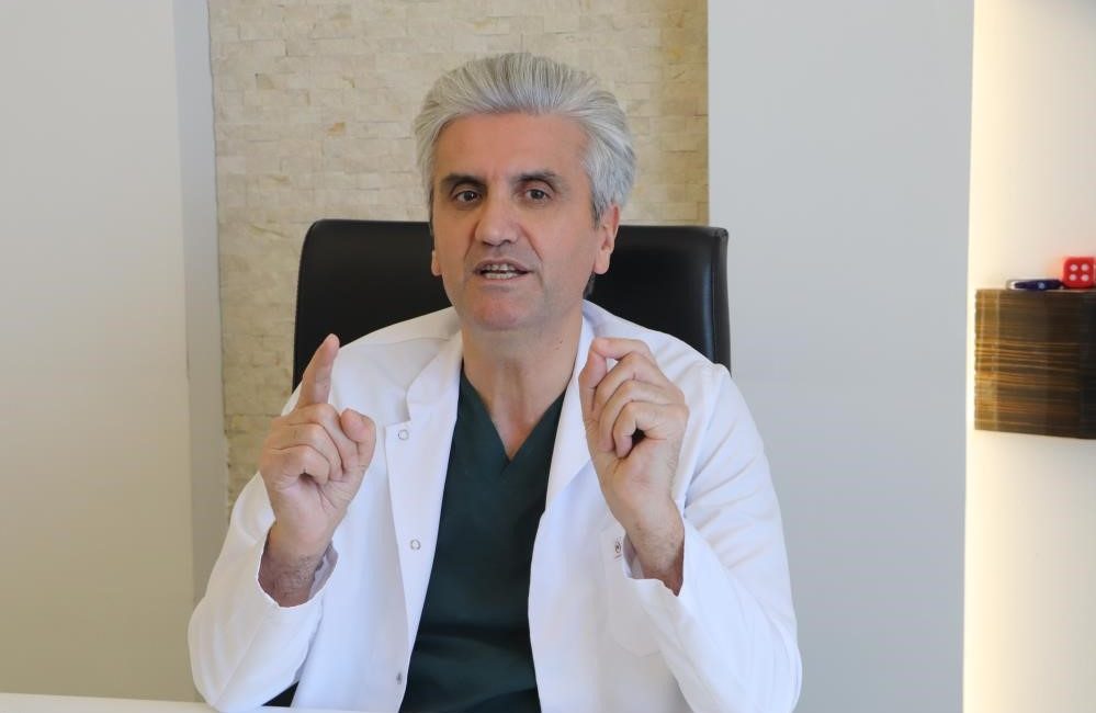 Ünlü Esteti̇kçi̇den Küçük Göğüs Uyarısı ÜNLÜ ESTETİKÇİ PROF. DR. HAYATİ AKBAŞ, "GENÇ KIZLAR İÇİN GÖĞÜS