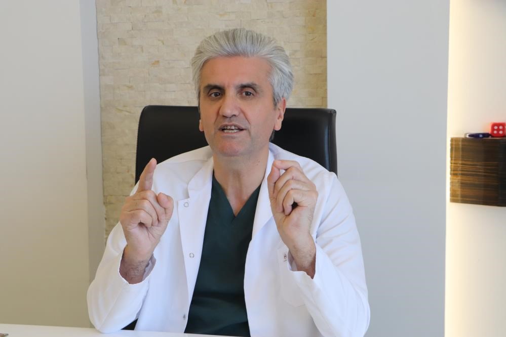 ÜNLÜ ESTETİKÇİ PROF. DR. HAYATİ AKBAŞ, "GENÇ KIZLAR İÇİN GÖĞÜS