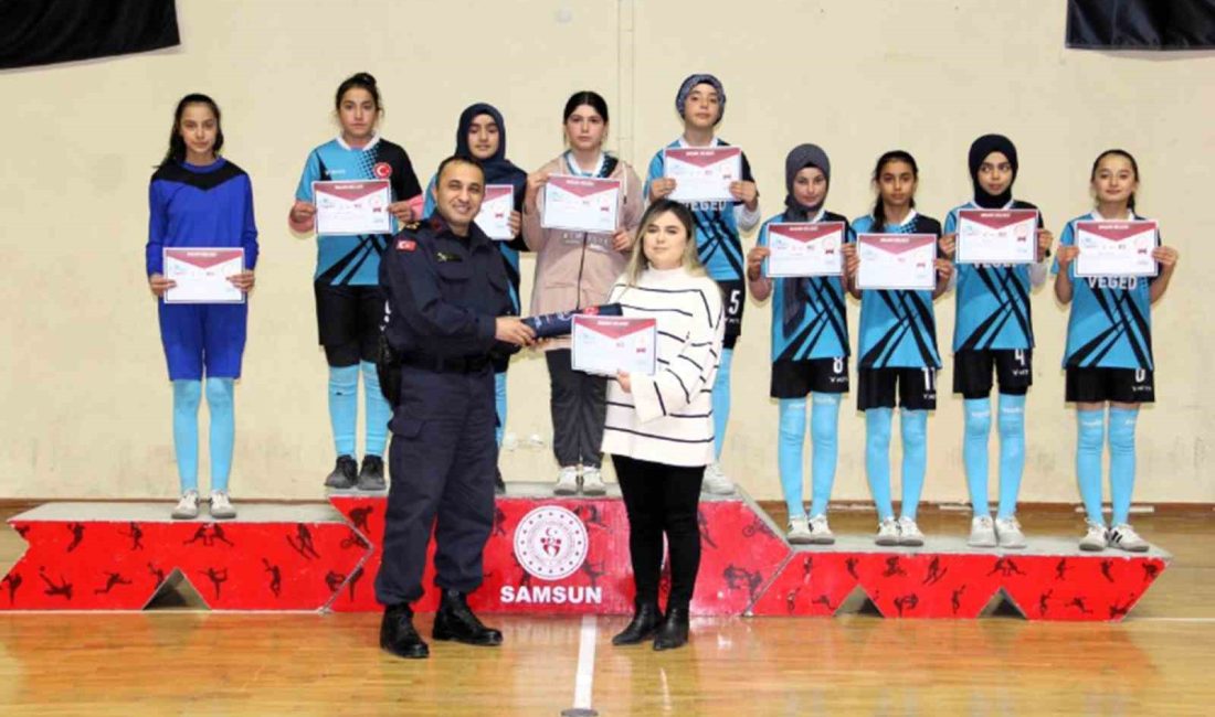Vezi̇rköprüde 400 Öğrenci̇ye Ödül SAMSUN'UN VEZİRKÖPRÜ İLÇESİNDE OKUL SPORLARINDA FARKLI BRANŞLARDA ÖDÜL KAZANAN 400