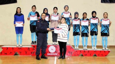 SAMSUN'UN VEZİRKÖPRÜ İLÇESİNDE OKUL SPORLARINDA FARKLI BRANŞLARDA ÖDÜL KAZANAN 400