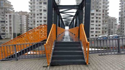 YAYALAR İÇİN TEHLİKE OLUŞTURAN TÜNEL ÇIKIŞINDAKİ NOKTAYA YAPILAN ÜST GEÇİT