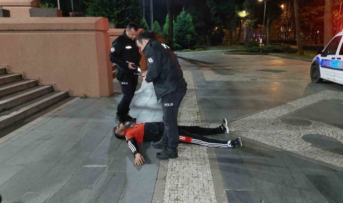 Yeni̇ Yılın İlk Daki̇kalarında Sokakta Baygın Bulundu SAMSUN'DA BİR KİŞİ YENİ YILIN İLK DAKİKASINDA YERDE SIRT ÜSTÜ