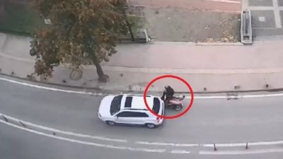 MOTOSİKLET SÜRÜCÜSÜ YAPTIĞI HIZLI REFLEKSLE ARACIN ALTINDA KALMAKTAN SON ANDA