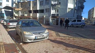 SAMSUN'UN BAFRA İLÇESİNDE YOLUN KARŞISINA GEÇMEYE ÇALIŞAN YAYANIN AYAĞININ ÜSTÜNDEN