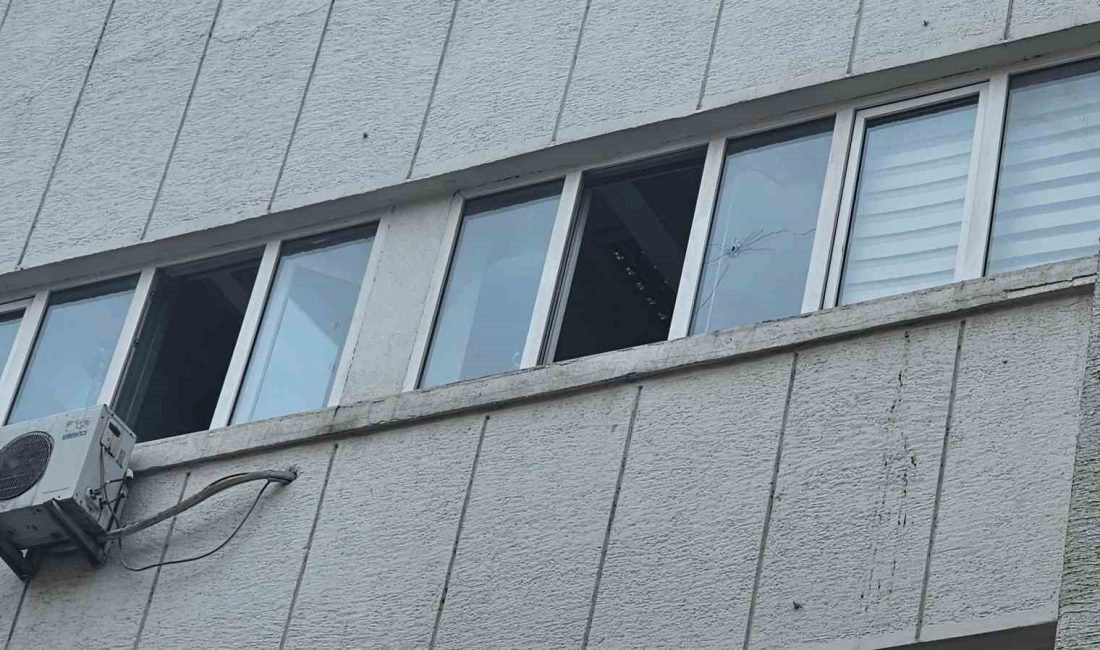 Artvin’de yorgun mermi valilik binasına isabet etti. Camı kıran merminin