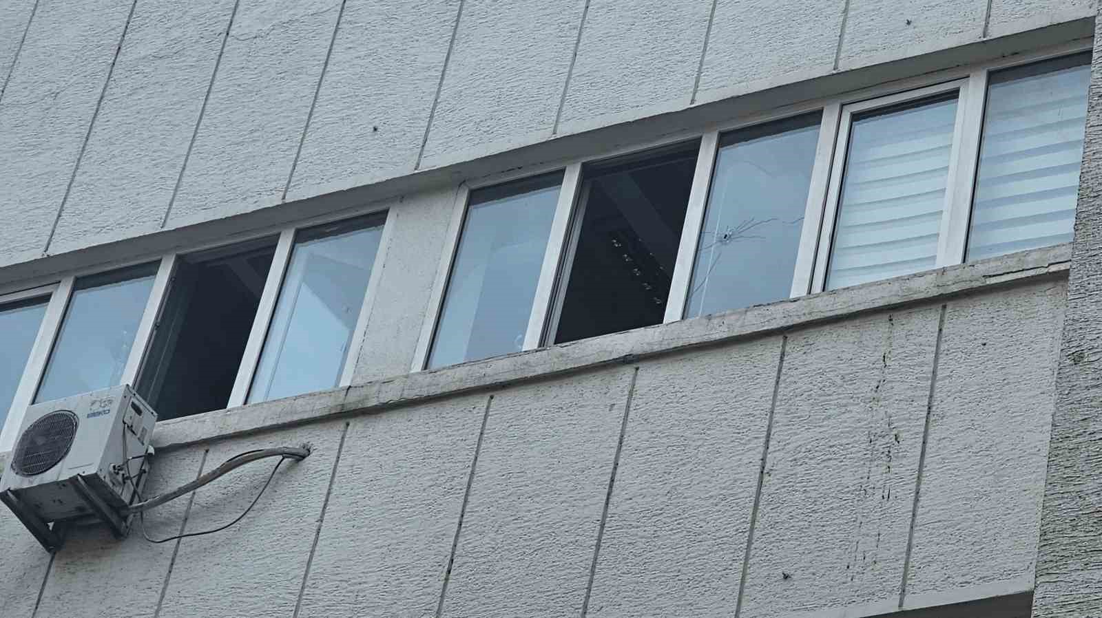 Artvin’de yorgun mermi valilik binasına isabet etti. Camı kıran merminin