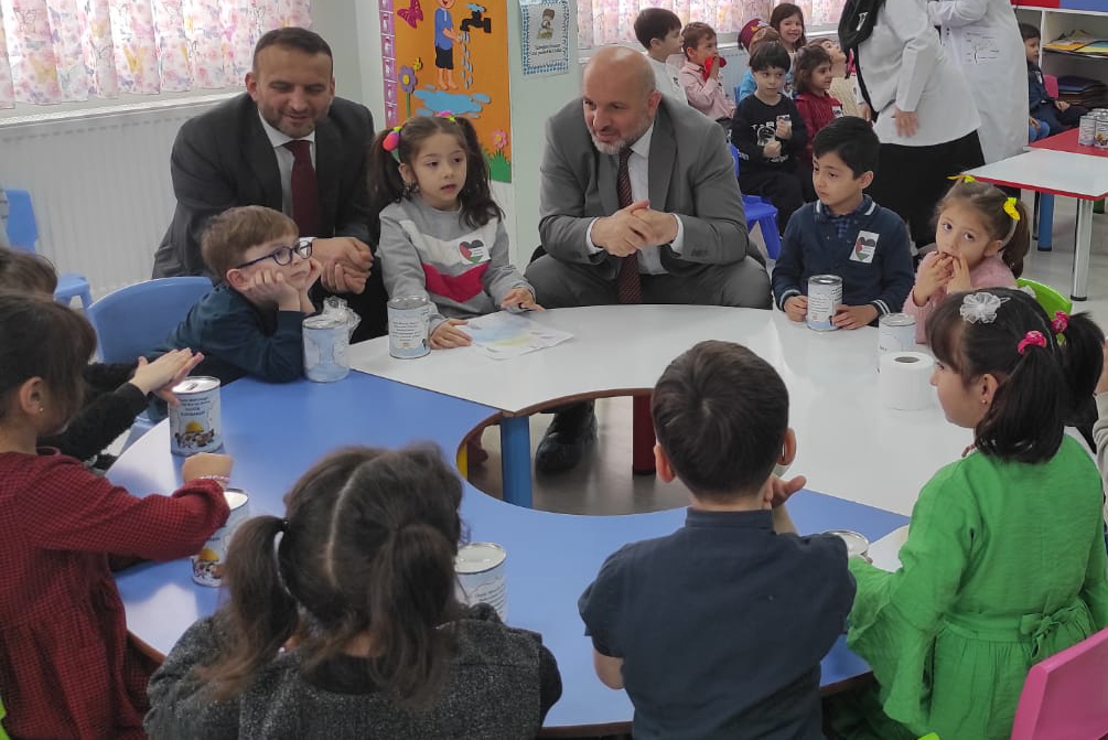 Minikler harçlıklarını Filistin için bağışladı