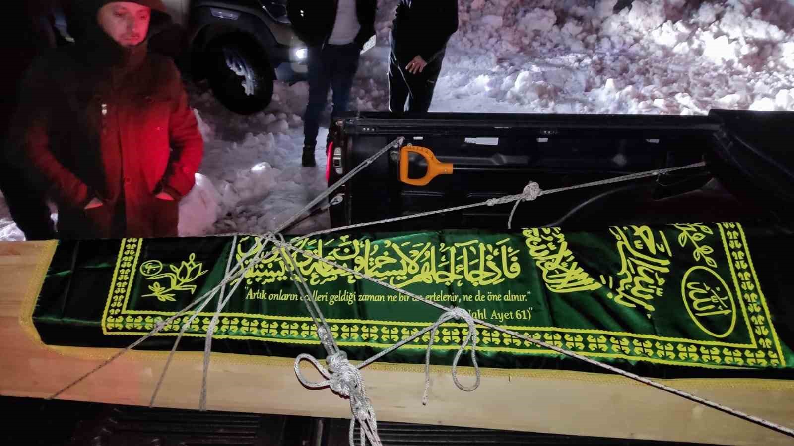 İstanbul’da vefat eden Tevfik Paker’in vasiyeti üzerine çocukları babalarını Artvin’in