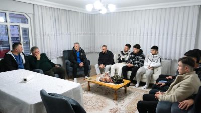 Giresunspor Başkanı Nahid R. Yamak, teknik heyet ve futbolcularıyla birlikte