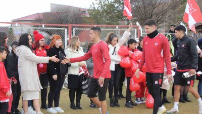 14 Şubat Sevgililer Günü nedeniyle Sivasspor taraftarları, futbolcularla bir araya