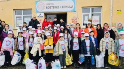 Giresun merkezde bulunan Yeşilgiresun İlkokulu 2/G sınıfı öğrencileri, öğretmenleri Semra