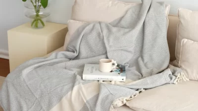 Koltuk örtüsü mobilyaları korumak, dekoratif amaçlar için kullanmak ve koltukların