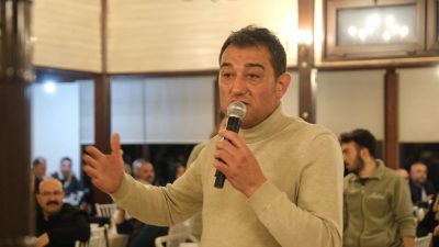 Başkanlık koltuğuna oturduktan sonra, bir yandan ziyaretçilerini kabul eden, bir