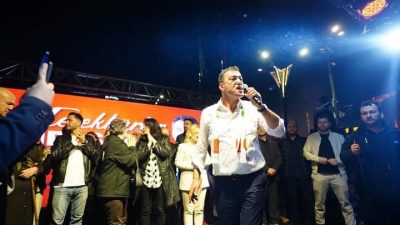 Büyük Farkla Belediye Başkanlığını kazanan Fuat Köse Atatürk Meydanı’nı dolduran