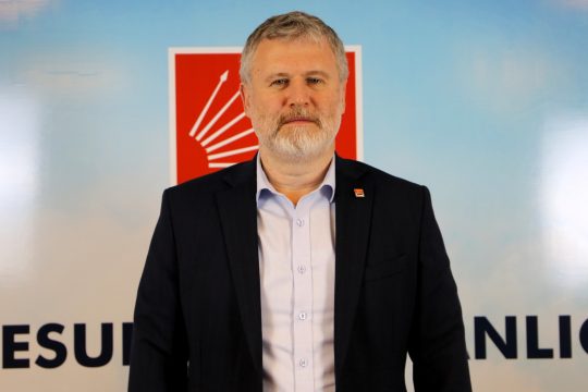 Giresunlu Çay Üreticileri Fiyat Kıskacında: 35 TL’lik Alım Fiyatı Yetersiz Bulundu Giresun’da yaş çay fiyatı tartışması üreticinin maliyet hesabıyla yeniden gündeme