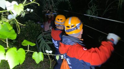 Tirebolu Karaahmetli Köyü'nde iki çocuk, fındıklıkta çalışırken teleferikte mahsur kaldı.