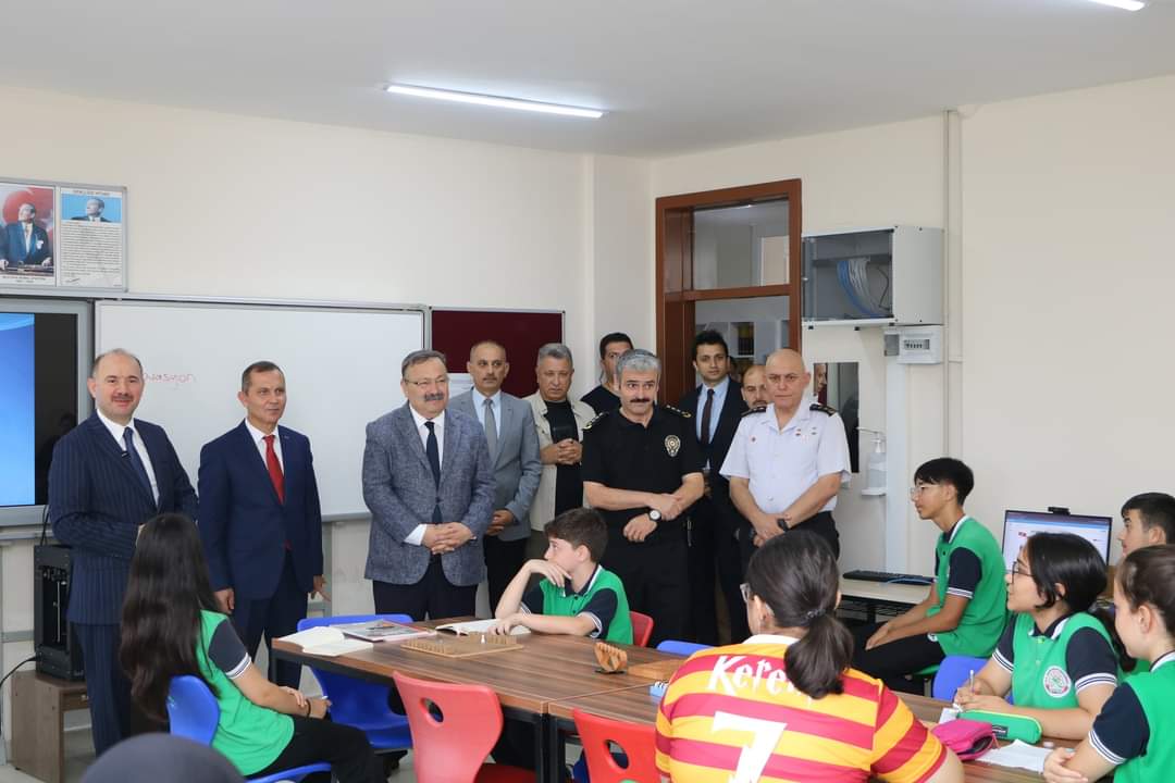 Vali Serdengeçti, Nurettin Canikli Anadolu İmam Hatip Lisesi'ni Ziyaret Etti Vali Serdengeçti, Nurettin Canikli Anadolu İmam Hatip Lisesi'ni Ziyaret Etti