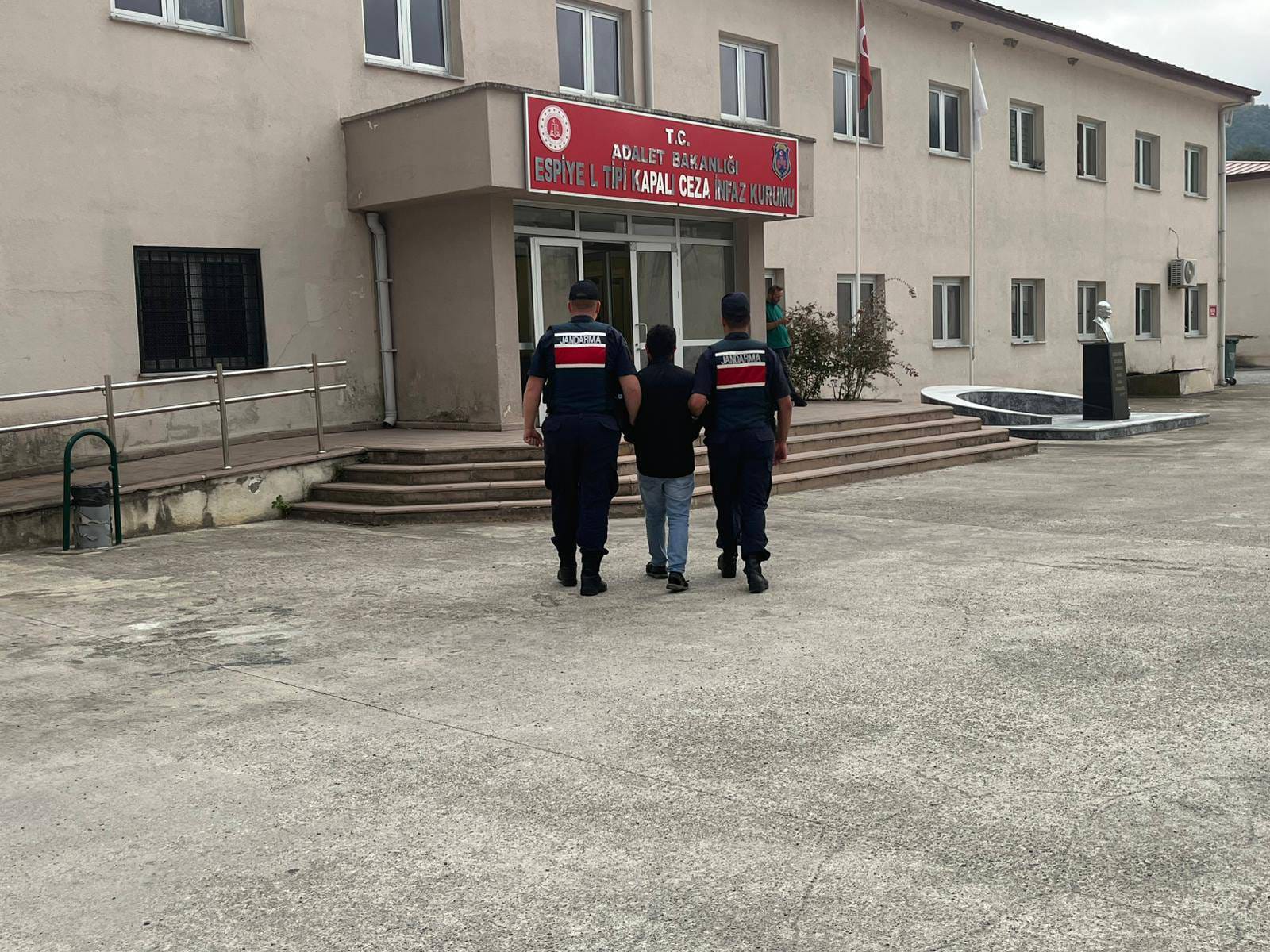 Giresun İl Jandarma Komutanlığı ekipleri, suçluların yakalanmasına yönelik çalışmalarını hız