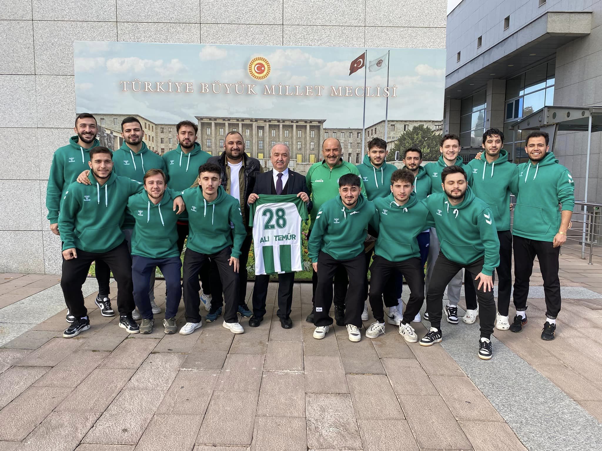 Giresunspor Hentbol Takımı, Milletvekili Ali Temür’ü Ziyaret Etti