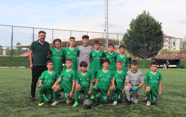 Giresunspor yönetiminin U-17 takımını