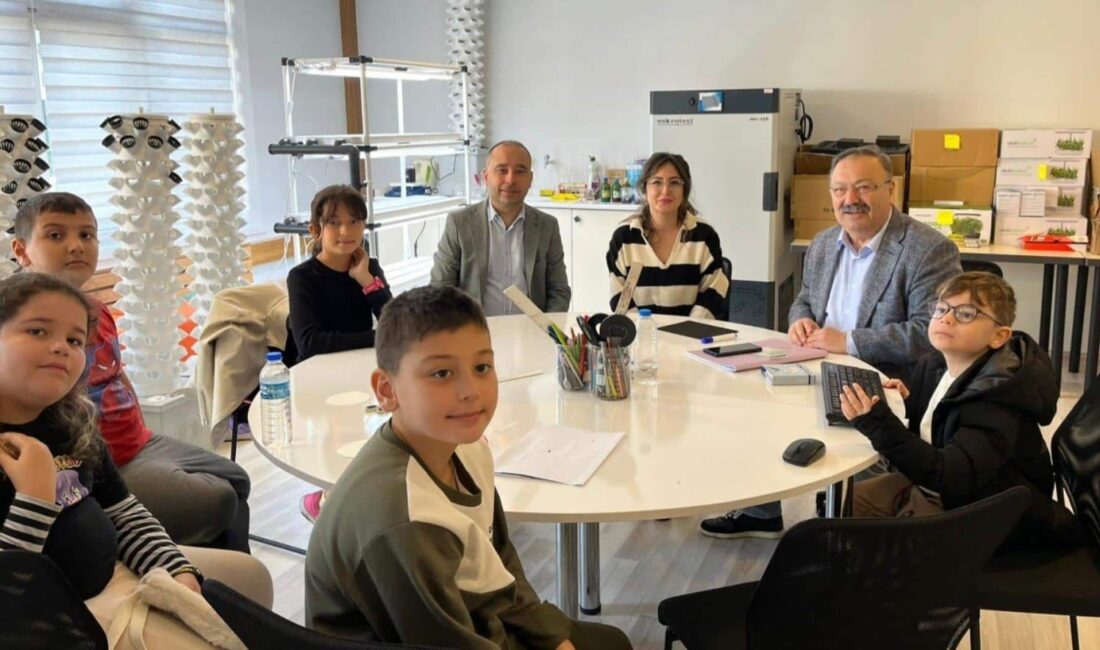 Giresun İl Millî Eğitim Müdürü Ertuğrul Tosunoğlu öğretmen ve öğrencilerle