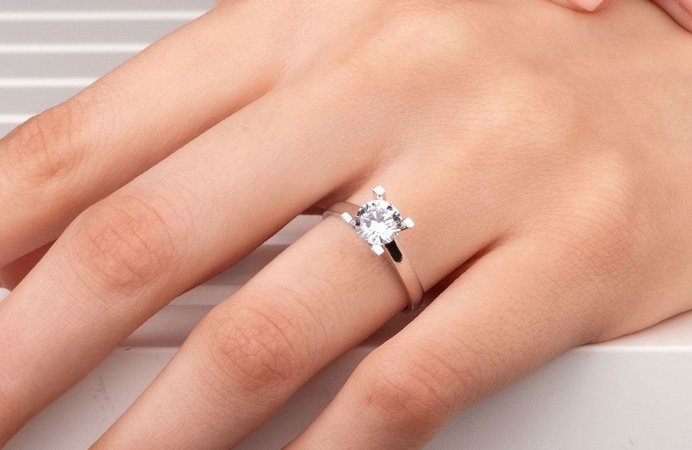 Baget kesim pırlantalar, zarafeti minimalist bir estetikle buluştururken klasik pırlanta