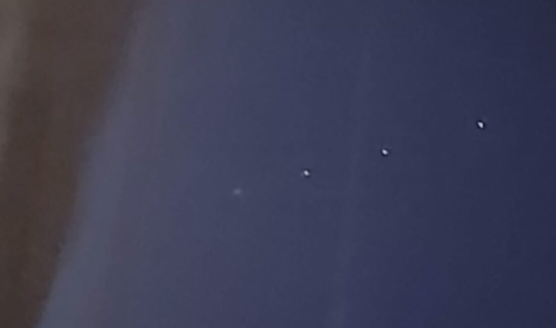 Giresun’da Gökyüzünde Sıradışı Işık Hareketliliği Giresun'da sabah saatlerinde gökyüzünde beliren sıralı ışıklar, vatandaşları şaşkına çevirdi.