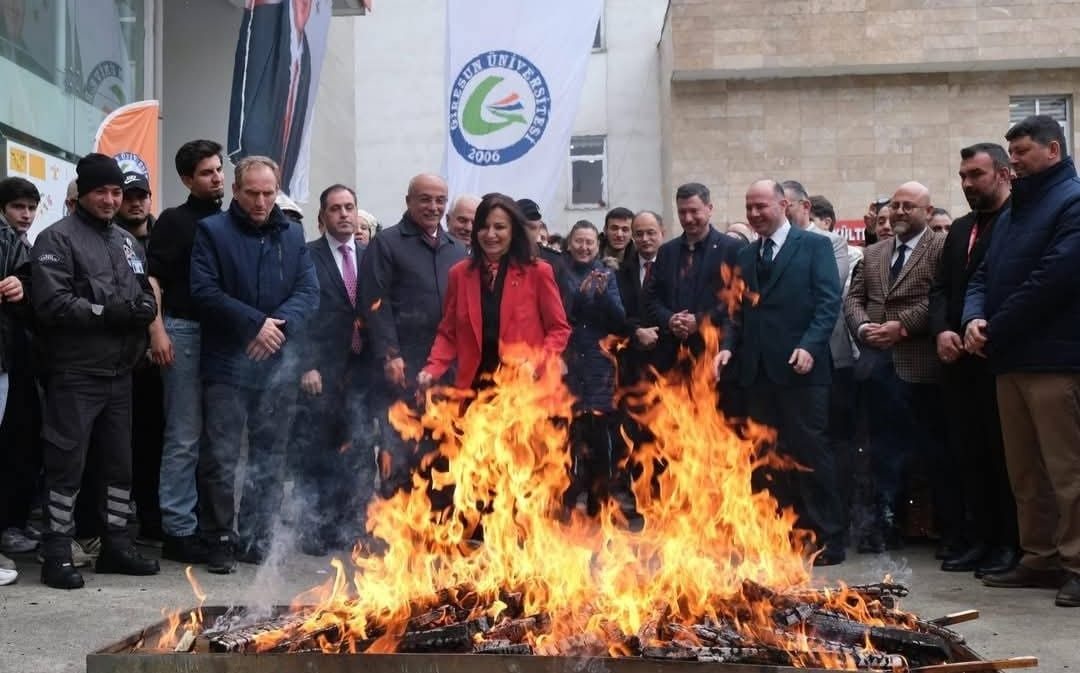 NEVRUZ ATEŞİ GÜRE YERLEŞKESİ’NDE YANDIGiresun Üniversitesi Fen Edebiyat Fakültesi öncülüğünde