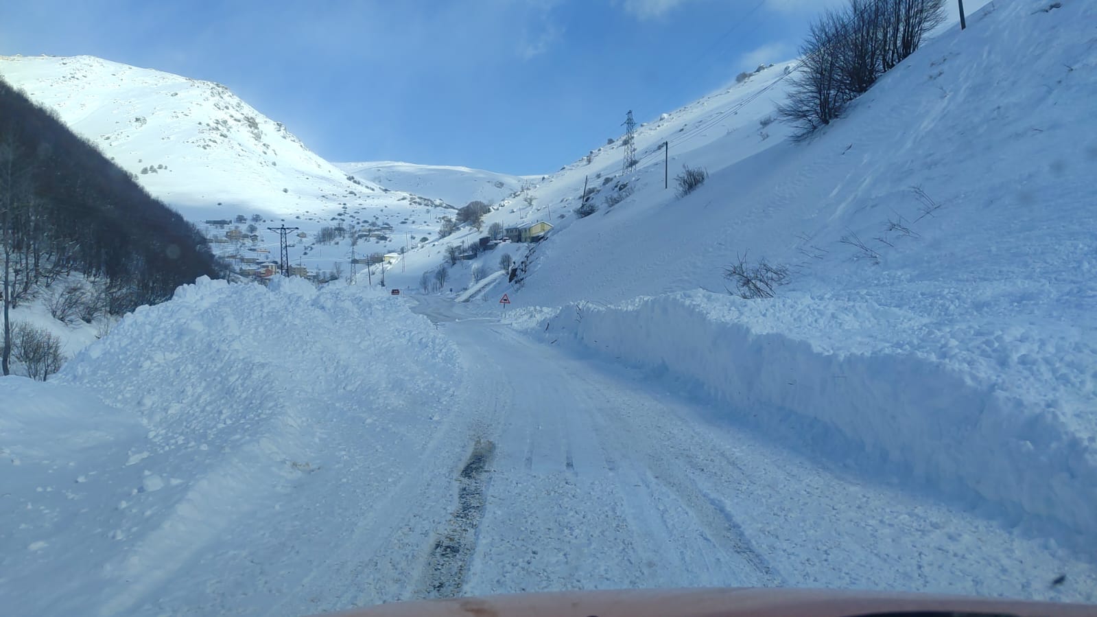 GİRESUN-ŞEBİNKARAHİSAR YOLUNDA KAR MESAİSİ SÜRÜYORGiresun-Şebinkarahisar karayolunda etkili olan kar ve