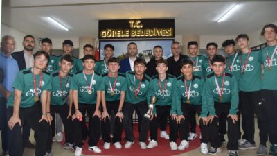 U-17 Ligi ve ardından play-off grubunu namağlup tamamlayarak şampiyon olan