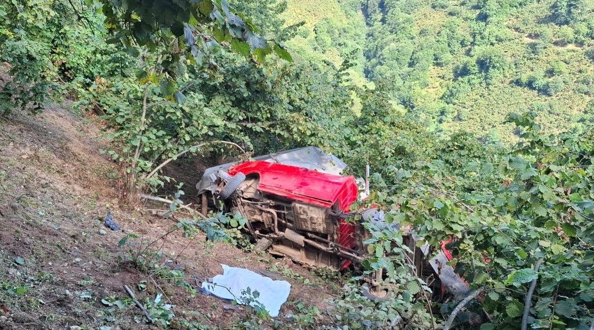 FINDIK BAHÇESİNE DEVRİLDİ Giresun’un Tirebolu ilçesinde meydana gelen trafik kazasında