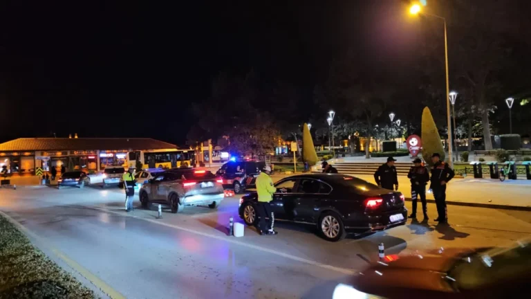 Kayıp ihbarı yapılan 3 kişiden 2'si bulunarak ailesine teslim edildi,