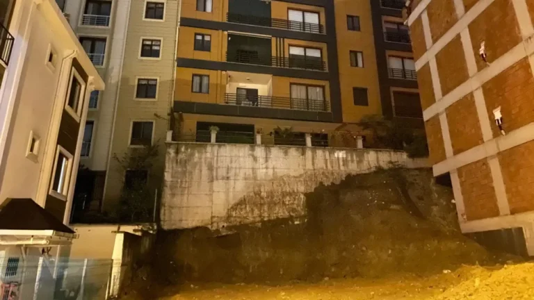 Bir inşaatın temel kazısı sırasında hasar oluşan 2 bina boşaltıldı