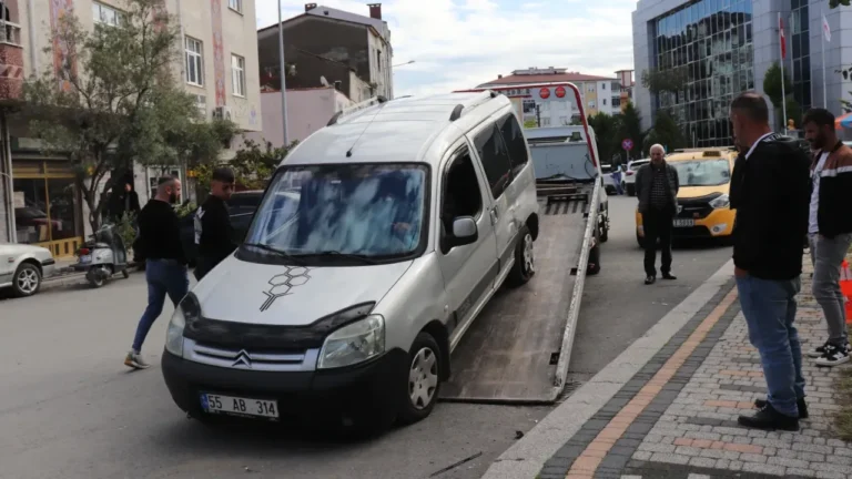 İki aracın çarpıştığı kaza güvenlik kamerasınca kaydedildi