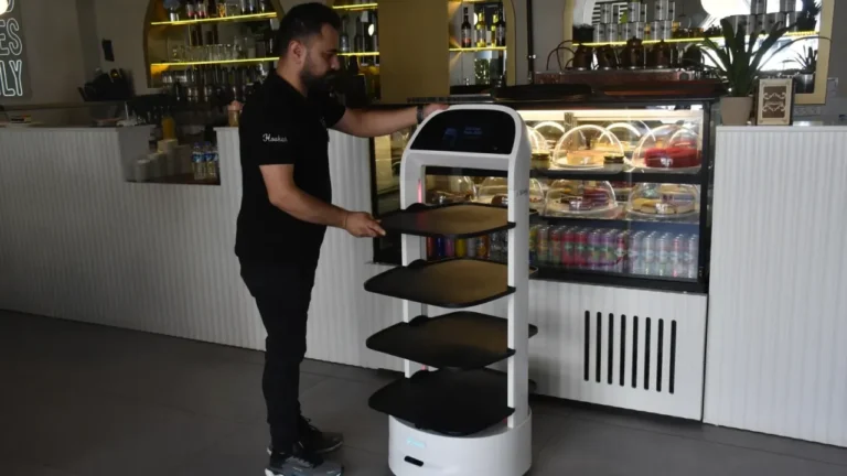 Robot garson kafedeki müşterilerin dikkatini çekiyor